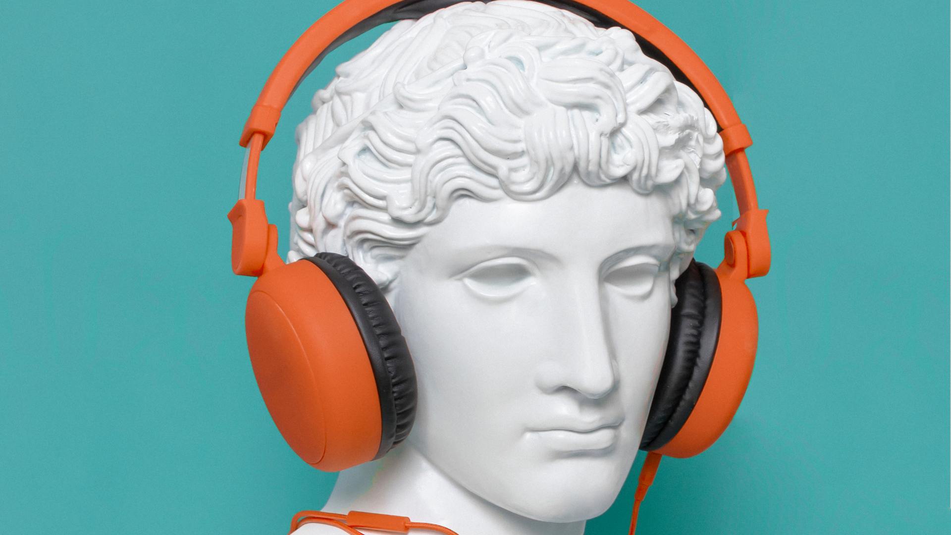 Statue avec un casque audio orange 